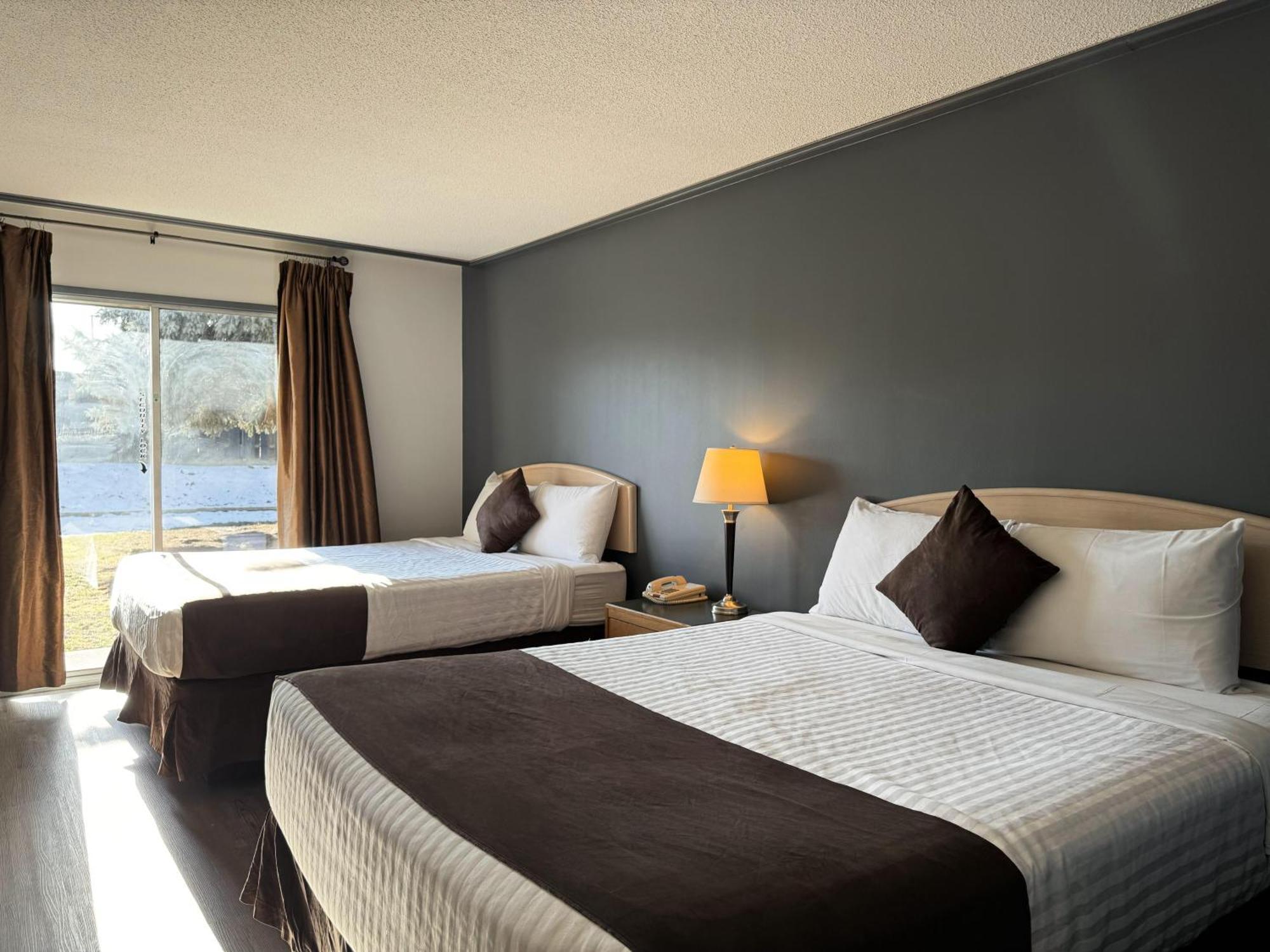 Divya Sutra Plaza And Conference Centre, Vernon, Bc Luaran gambar
