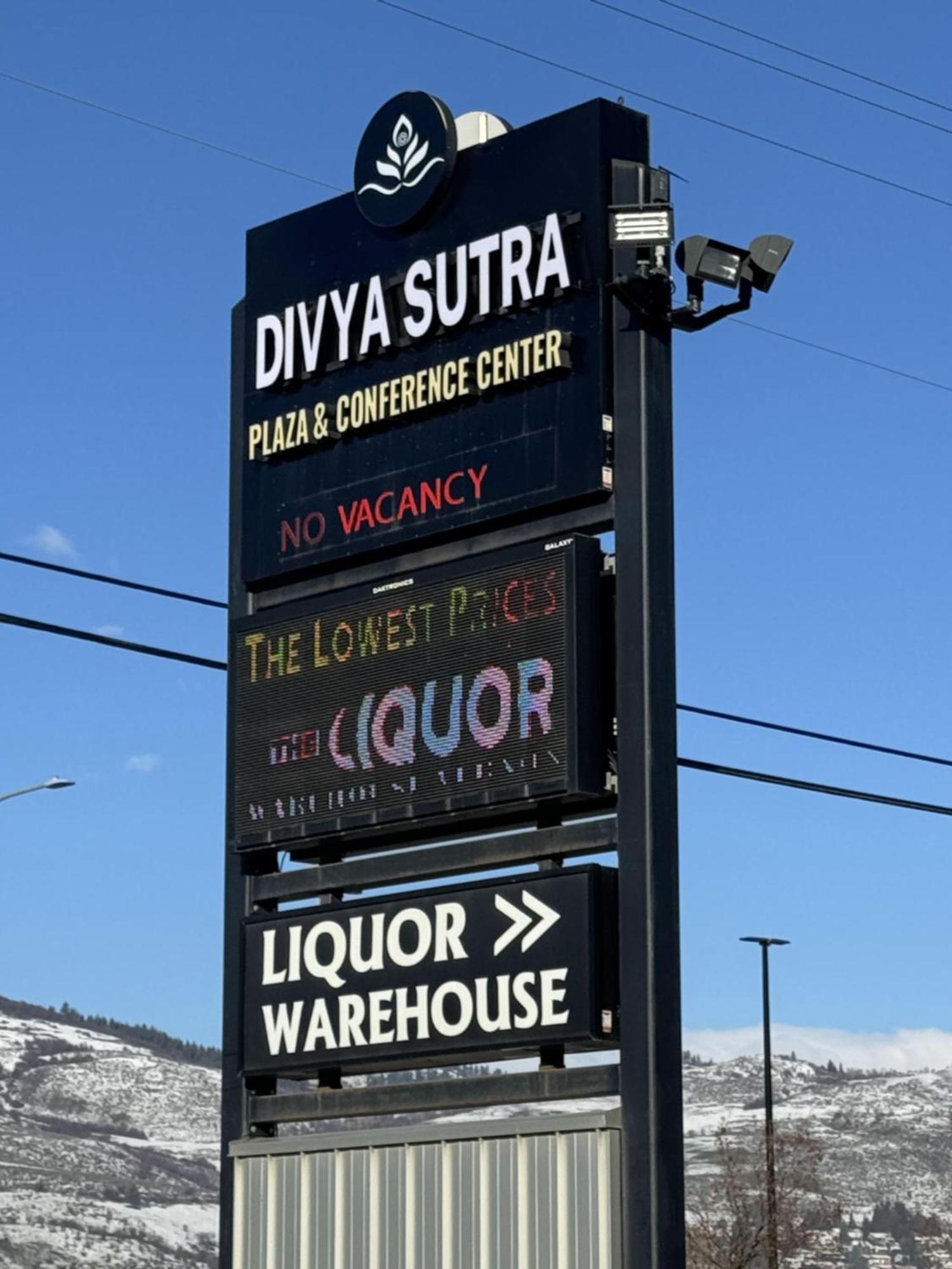 Divya Sutra Plaza And Conference Centre, Vernon, Bc Luaran gambar