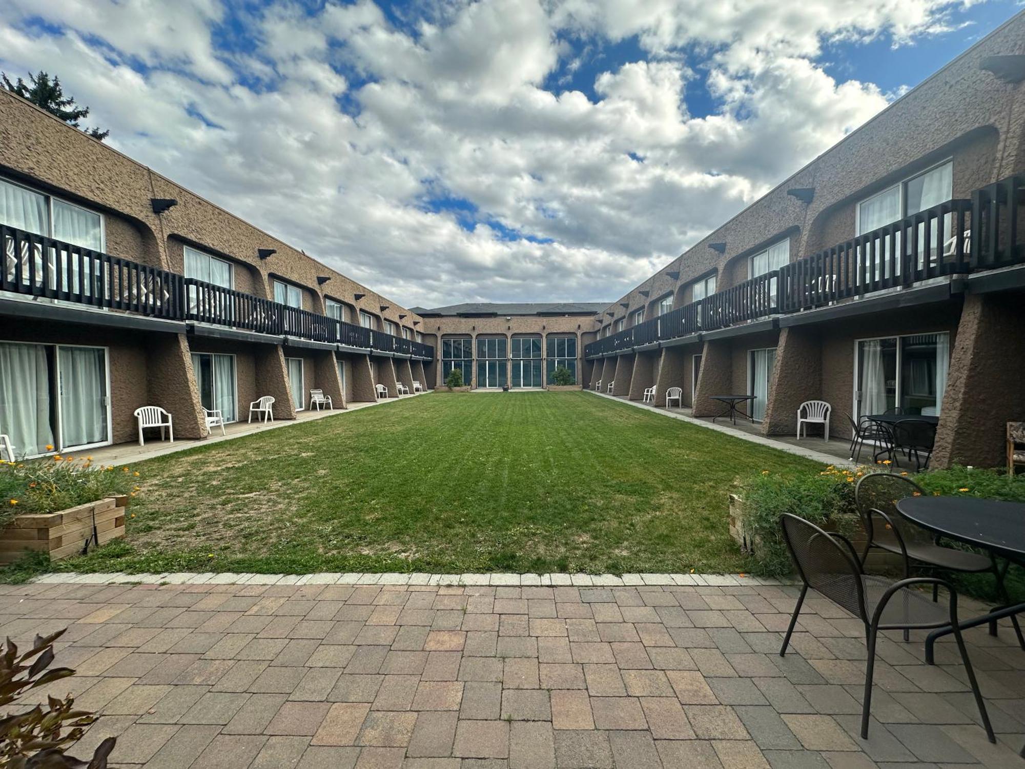 Divya Sutra Plaza And Conference Centre, Vernon, Bc Luaran gambar